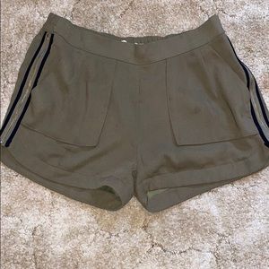 Casual short with zipper down the side